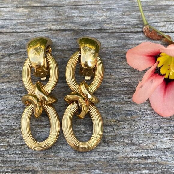 VINTAGE ST. JOHN CLIP ON EARRINGS Gold Tone Oval Link Dangle. EUC! - Picture 2 of 6